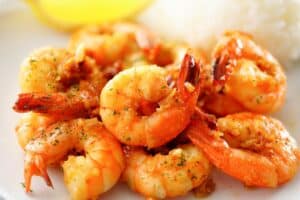 Crevettes grillées sur assiette avec épices.