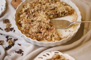 Tarte crumble avec pommes et noix en tranches