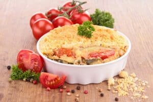 Gratin de légumes avec tomates et persil.