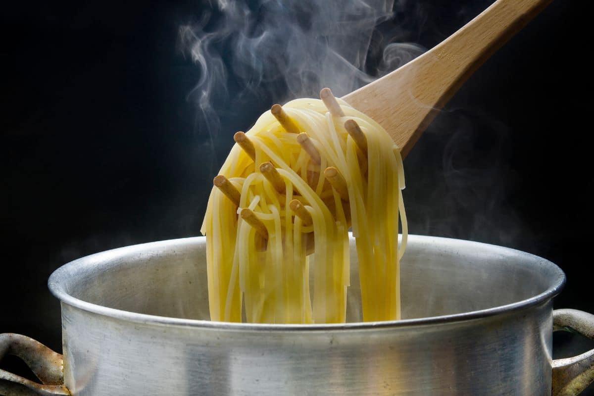 Spaghetti cuit sortant d'une casserole fumante.
