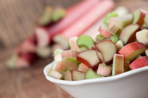 Bol de morceaux de rhubarbe frais colorés.