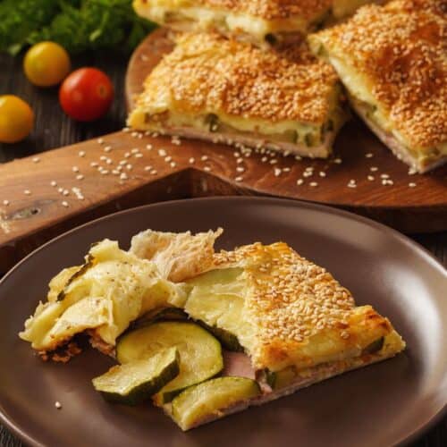 Feuilleté de légumes au sésame sur assiette marron.