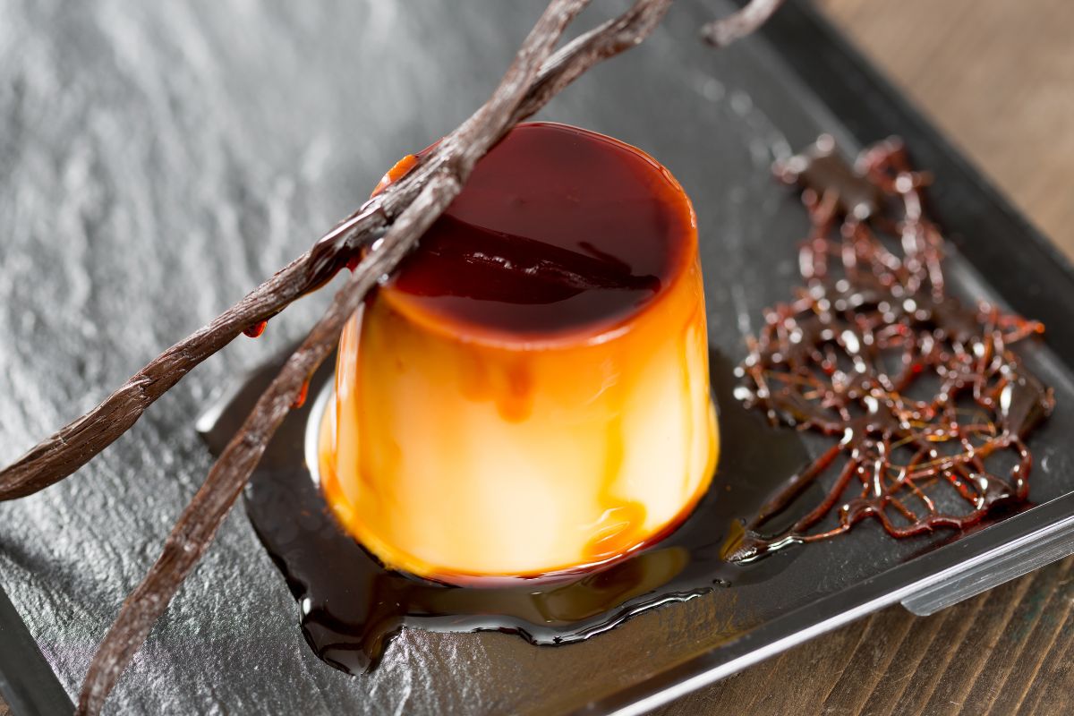 Crème caramel avec gousses de vanille.