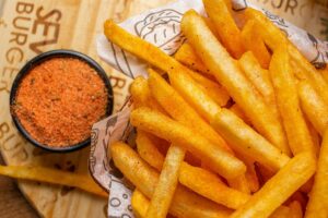 Frites dorées avec assaisonnement épicé