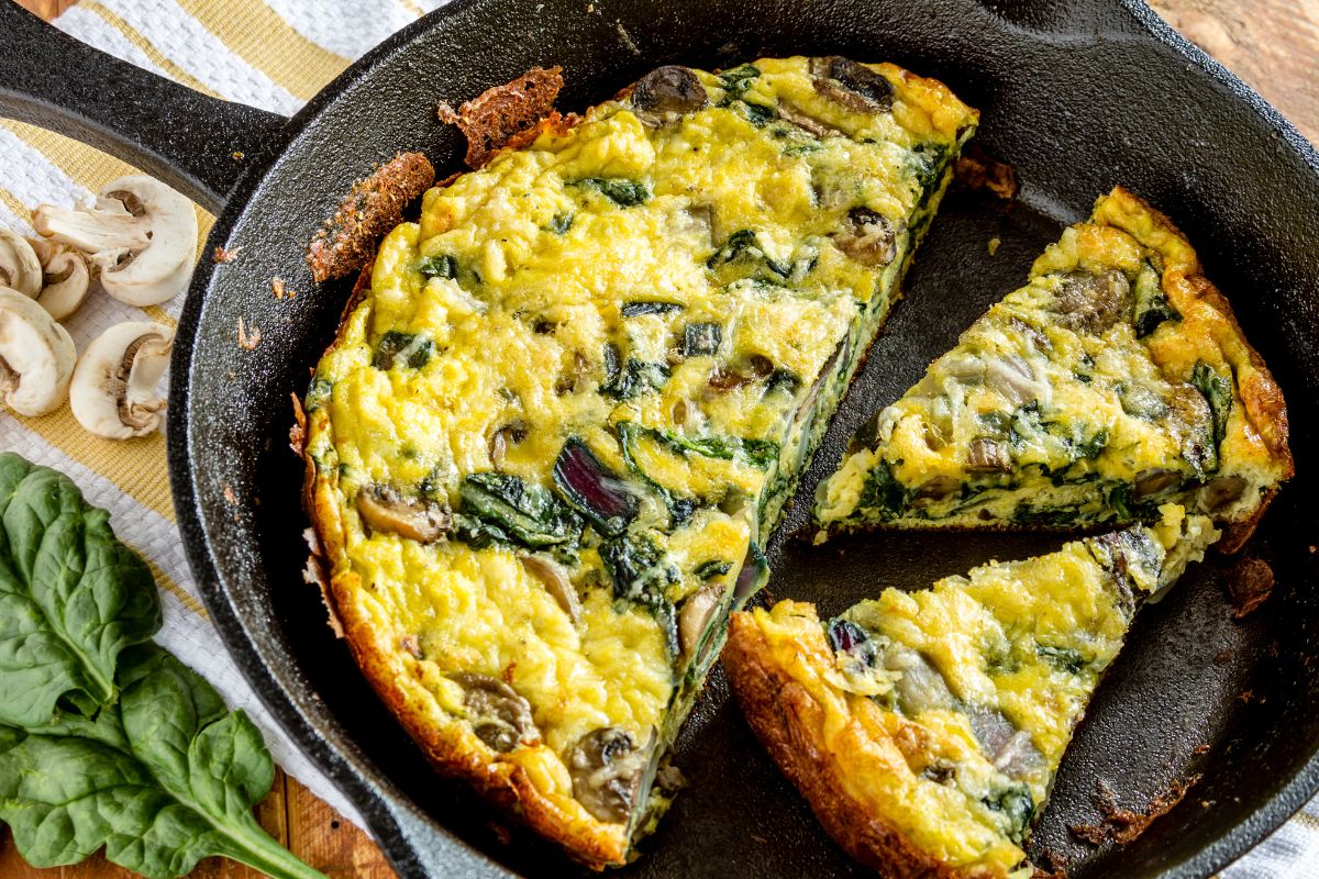 Frittata épinards et champignons dans une poêle.