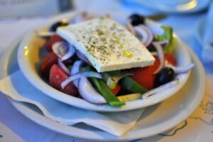 Salade grecque avec feta et légumes.