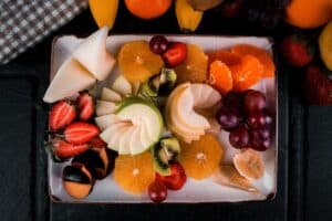 Plateau de fruits variés coupés et arrangés.