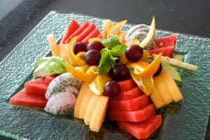 Assiette de fruits variés, joliment présentée.