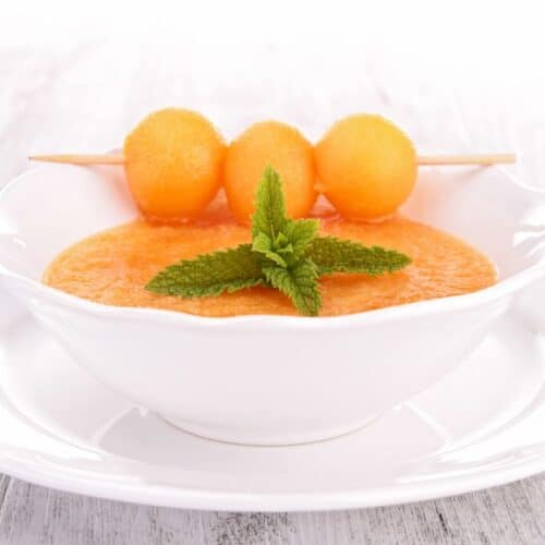 Soupe de melon avec feuilles de menthe