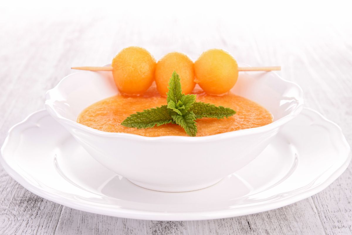 Soupe de melon avec feuilles de menthe