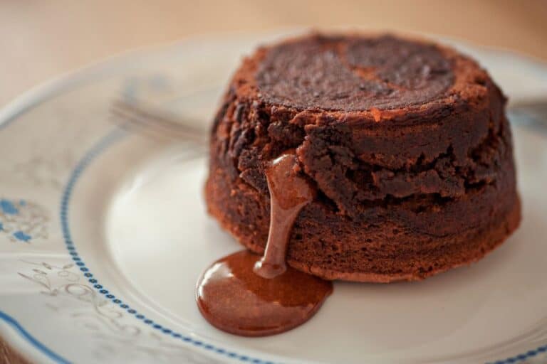 Julie Andrieu dévoile son gâteau au chocolat préféré, et c’est cet ingrédient invraisemblable qui le rend irrésistible