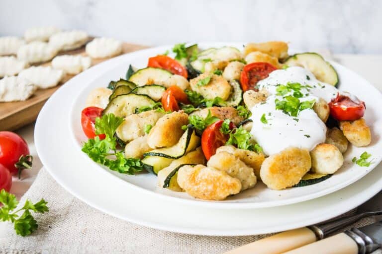 Assiette de gnocchis aux légumes frais et sauce blanche.