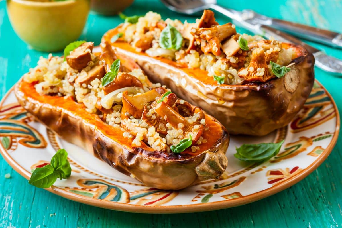 Courge farcie quinoa, champignons, herbes fraîches.