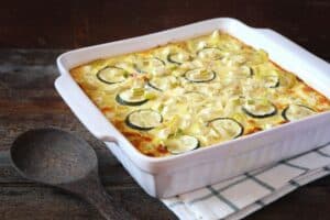 Gratin de courgettes dans un plat blanc.