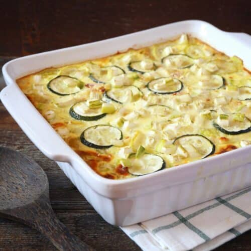 Gratin de courgettes dans un plat blanc.