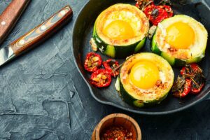 Courgettes aux œufs et tomates en poêle.