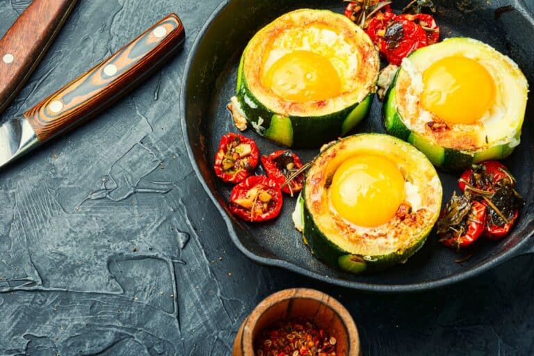 Courgettes aux œufs et tomates en poêle.
