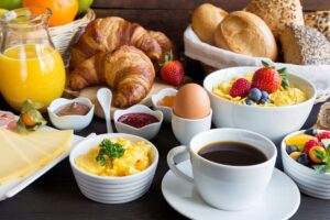 Petit-déjeuner varié avec croissants et café.