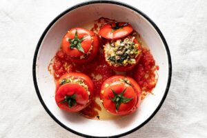 Tomates farcies dans un plat blanc.