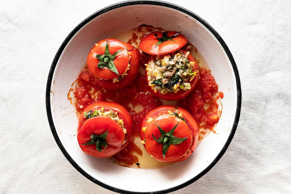 Tomates farcies dans un plat blanc.