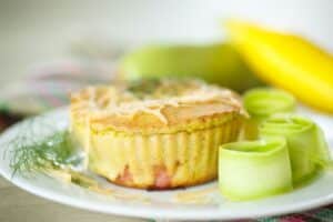 Quiche aux légumes et copeaux de fromage.