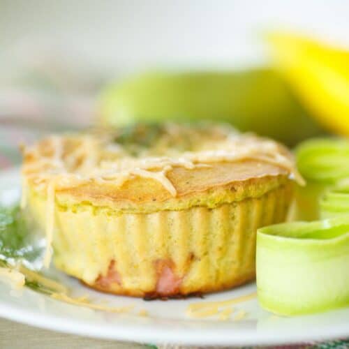 Quiche aux légumes et copeaux de fromage.