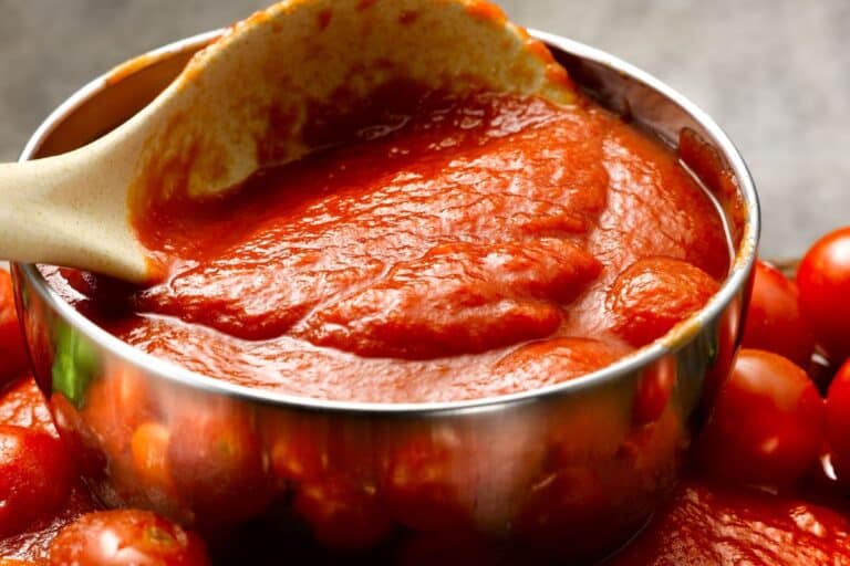 Sauce tomate dans une casserole avec louche.