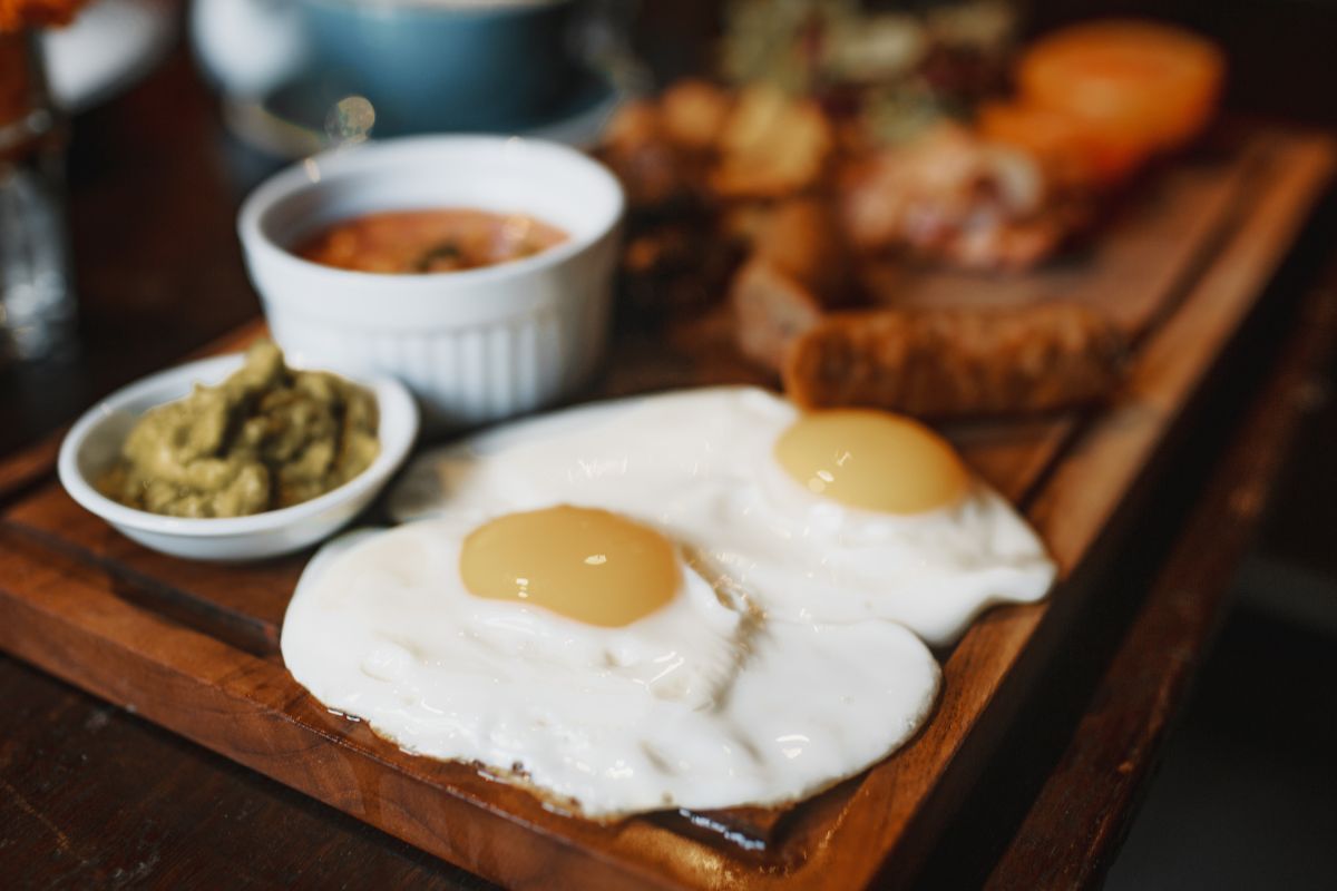Petit-déjeuner anglais avec œufs, haricots et viande.