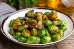 Choux de Bruxelles grillés dans une assiette.