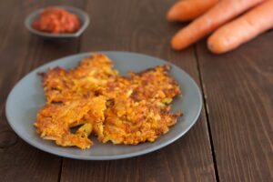 Galettes de carottes sur une assiette grise.