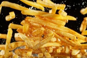 Frites croustillantes sautant avec du sel.