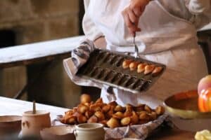 Cuisine de madeleines dorées et fraîches.