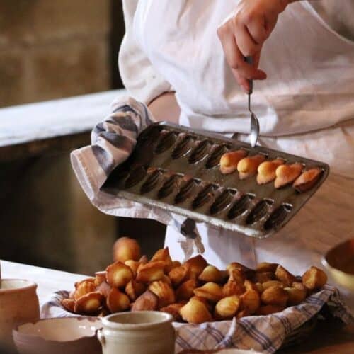 Cuisine de madeleines dorées et fraîches.