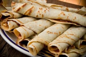 Assiette de crêpes roulées fourrées au chocolat