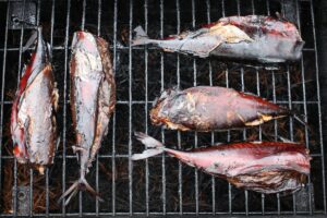 Poissons grillés sur barbecue.