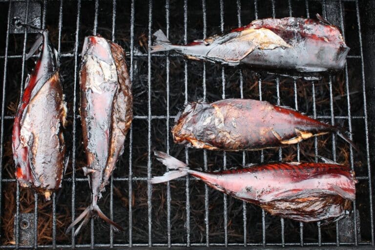 Poissons grillés sur barbecue.