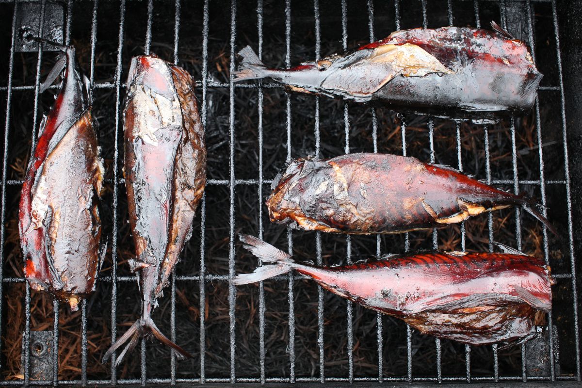 Poissons grillés sur barbecue.