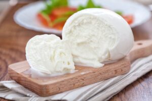 Mozzarella fraîche sur planche en bois