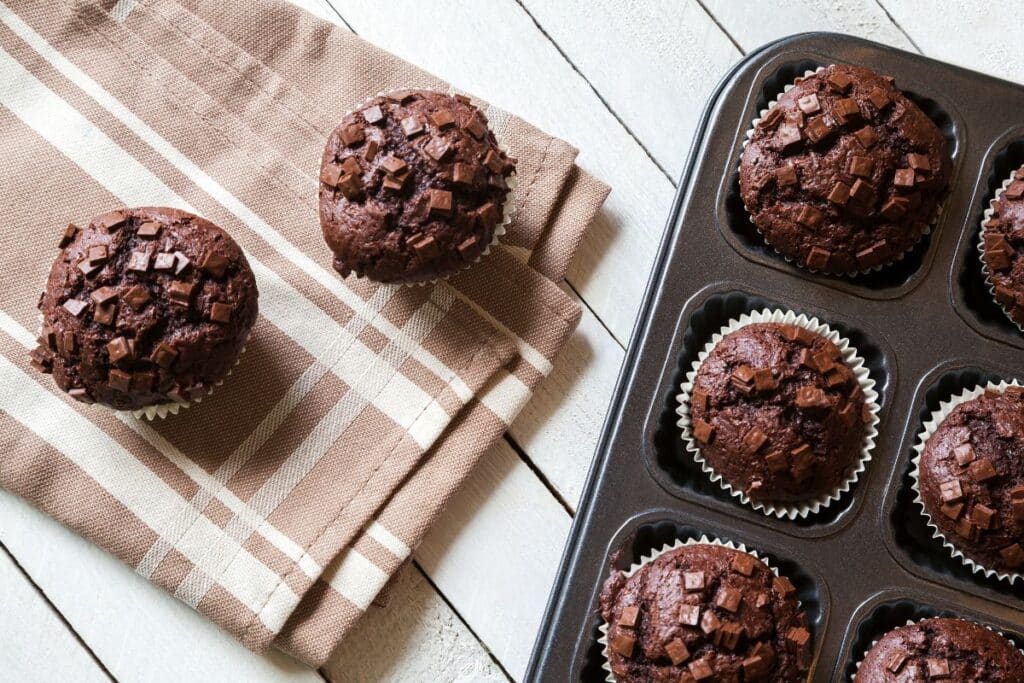 Muffins au chocolat sur une nappe et un moule