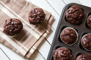 Muffins au chocolat sur une nappe et un moule