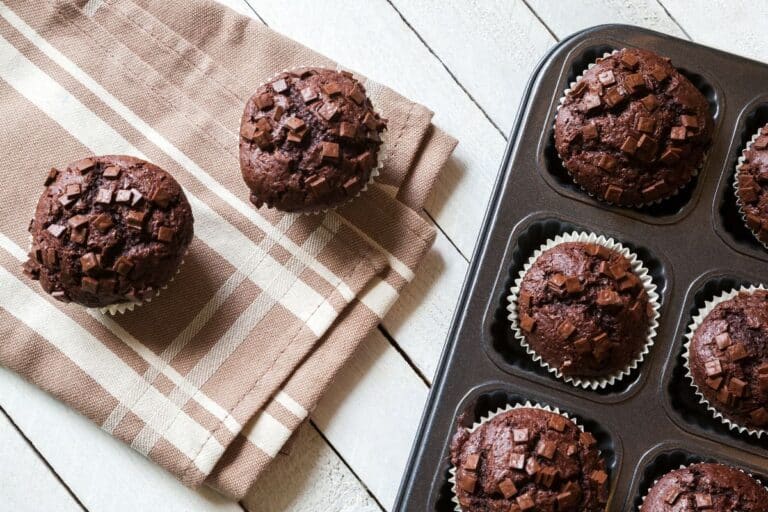 Muffins au chocolat sur une nappe et un moule