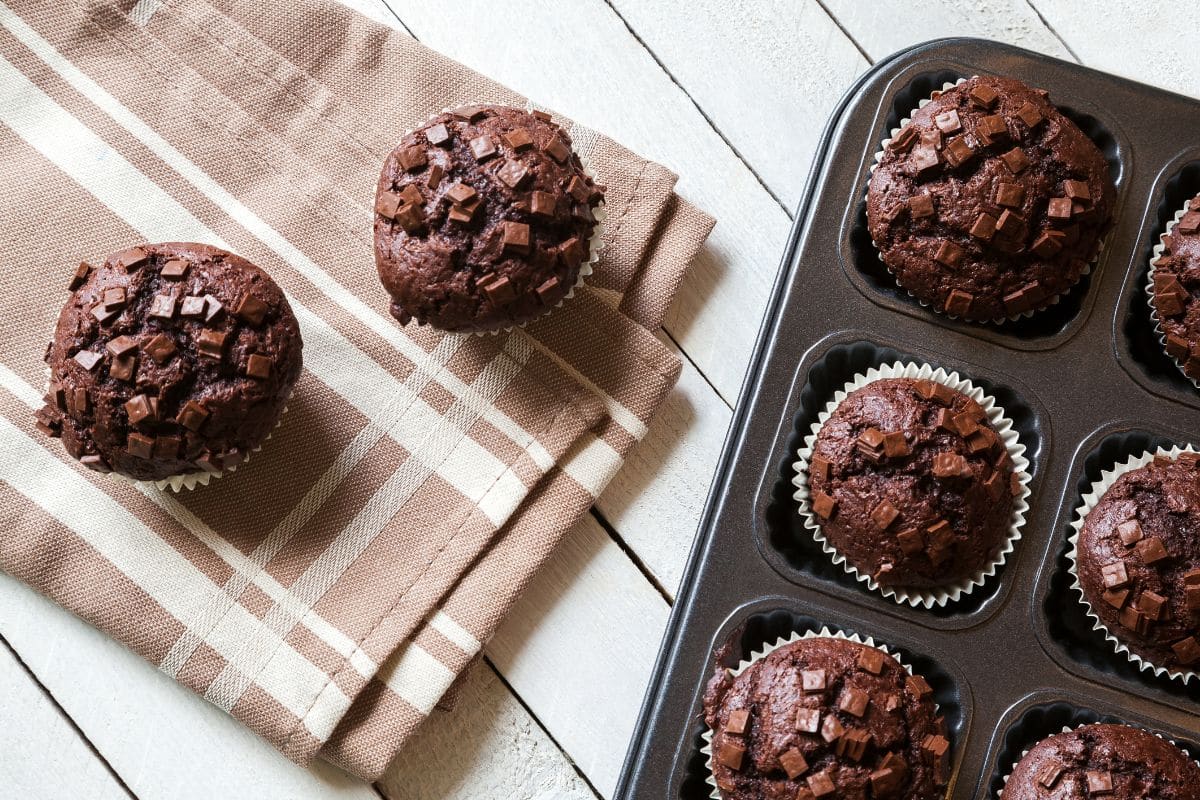 Muffins au chocolat sur une nappe et un moule