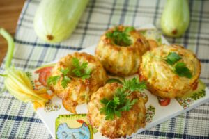 Muffins de courgette garnis de persil sur nappe.