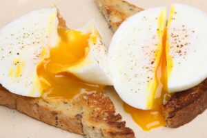 Pourquoi Gordon Ramsay ne rate jamais ses œufs pochés : ce détail dans la recette fait toute la différence