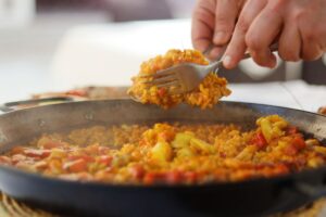 Plat de riz safrané aux légumes.