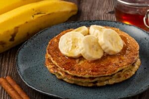 Pancakes à la banane et sirop d'érable.
