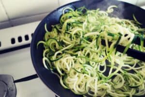 Courgettes en spirale dans une poêle