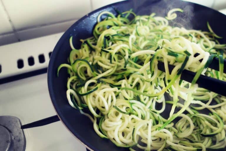 Courgettes en spirale dans une poêle