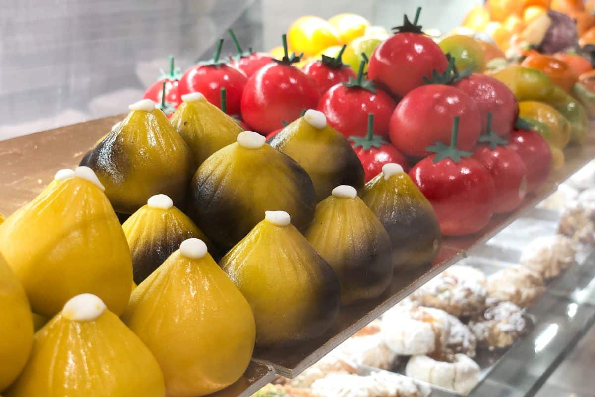 Friandises en forme de fruits en vitrine pâtisserie.
