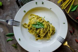 Assiette de pâtes pesto avec basilic.